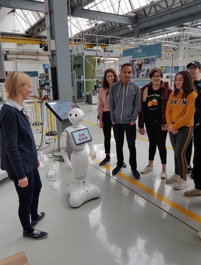 2-Pepper-mit-einzelnen-Schülern