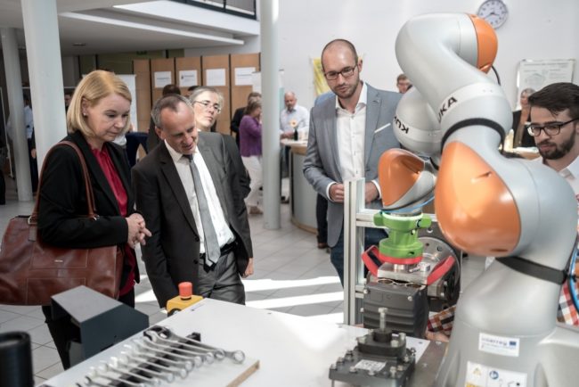 Besuch-WissMin-Wolf-UCB